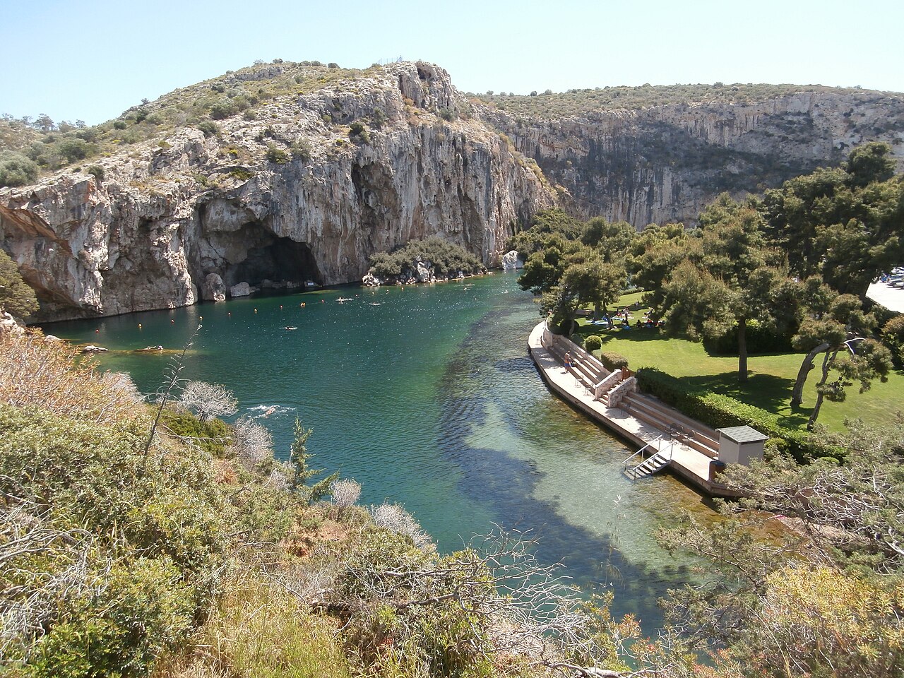 Η λίμνη Βουλιαγμένης με τα βράχια και τα καταγάλανα νερά, στην Αθηναϊκή Ριβιέρα όπου οι συνοδοί του Escorts Girls Club έρχονται για ραντεβού σε βίλα, resort ή ξενοδοχείο